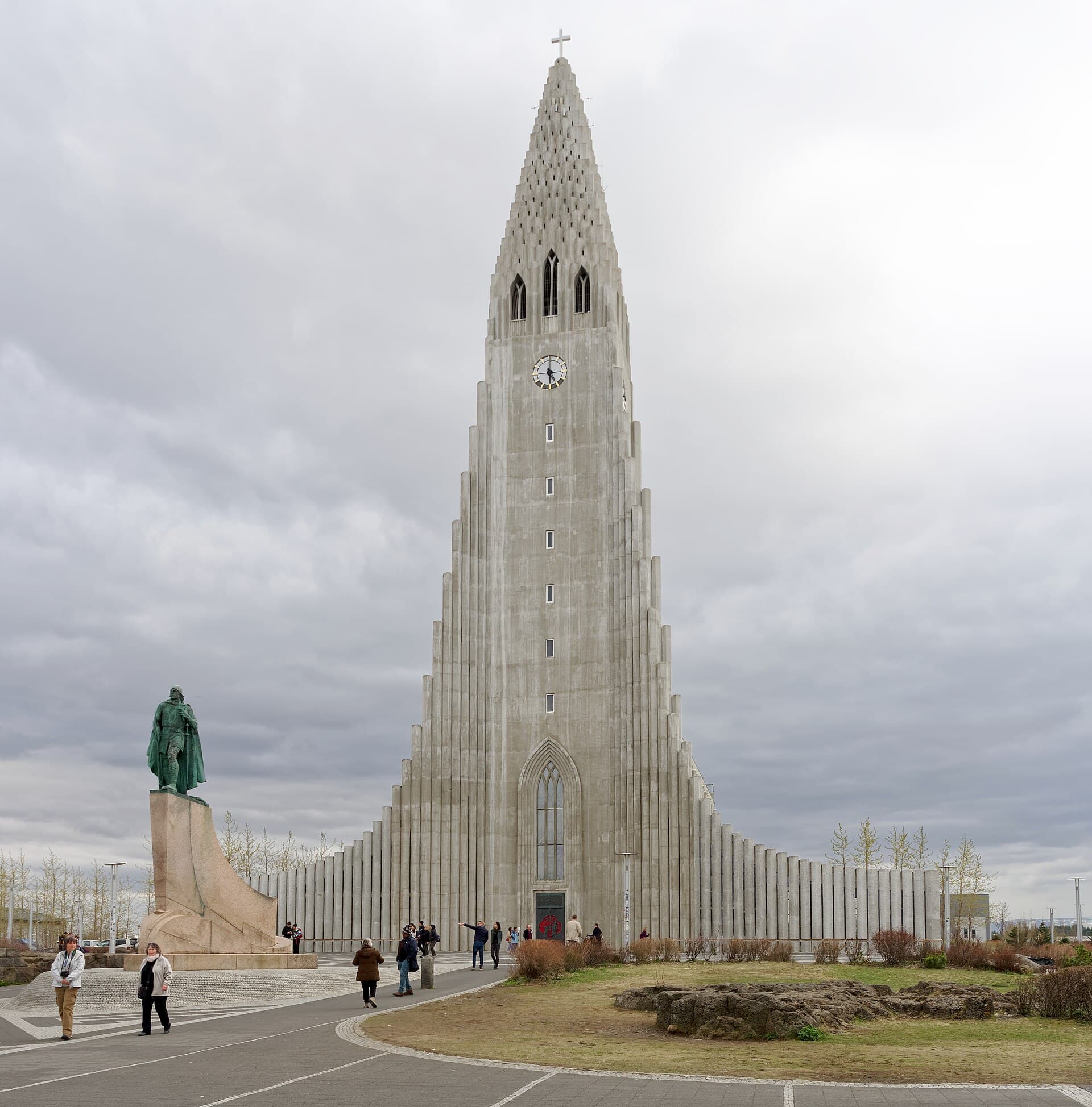 Vesturhlið Hallgrímskirkju og stytta Leifs Eiríkssonar fyrir framan hana.