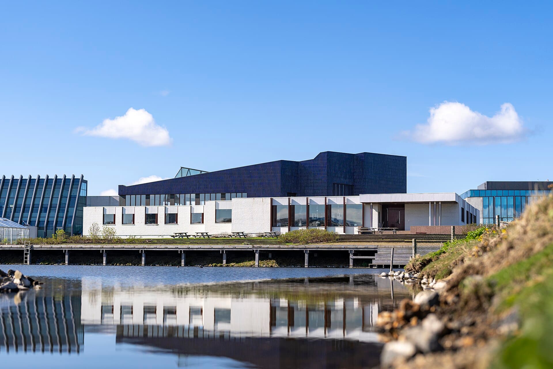 Norræna húsið eftir Alvar Aalto speglast í vatninu fyrir framan það.
