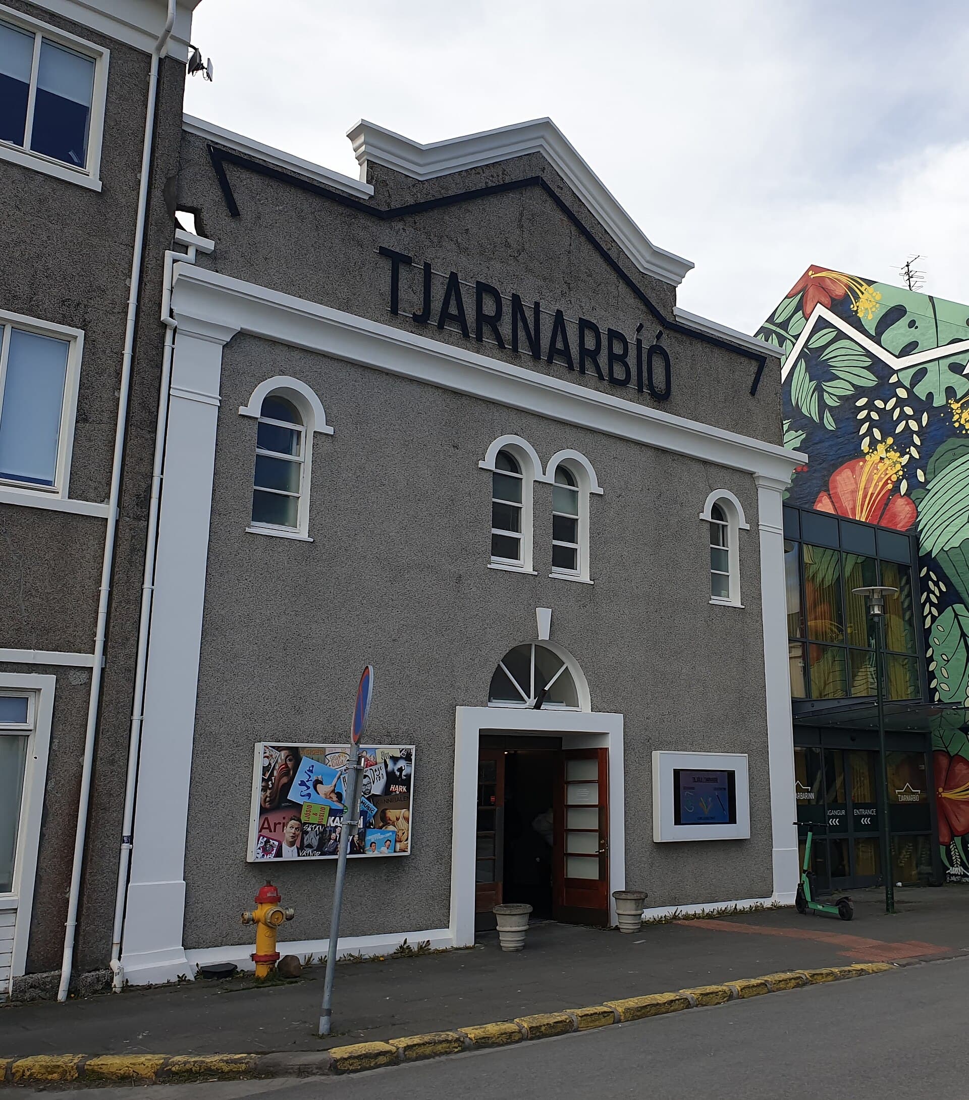 Framhlið Tjarnarbíós með nafninu í svörtum stöfum á stafninum.