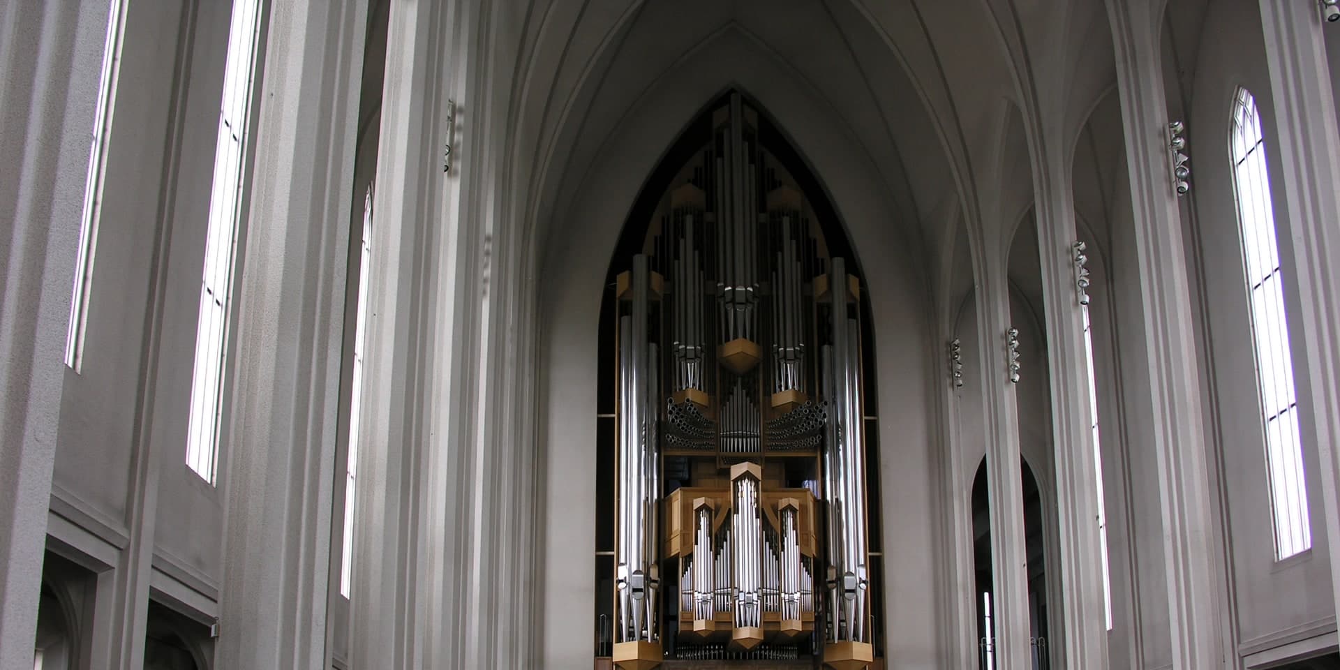 Orgel Hallgrímskirkju í vesturenda kirkjunnar, pípuraðirnar standa í boganum yfir kirkjuskipinu.