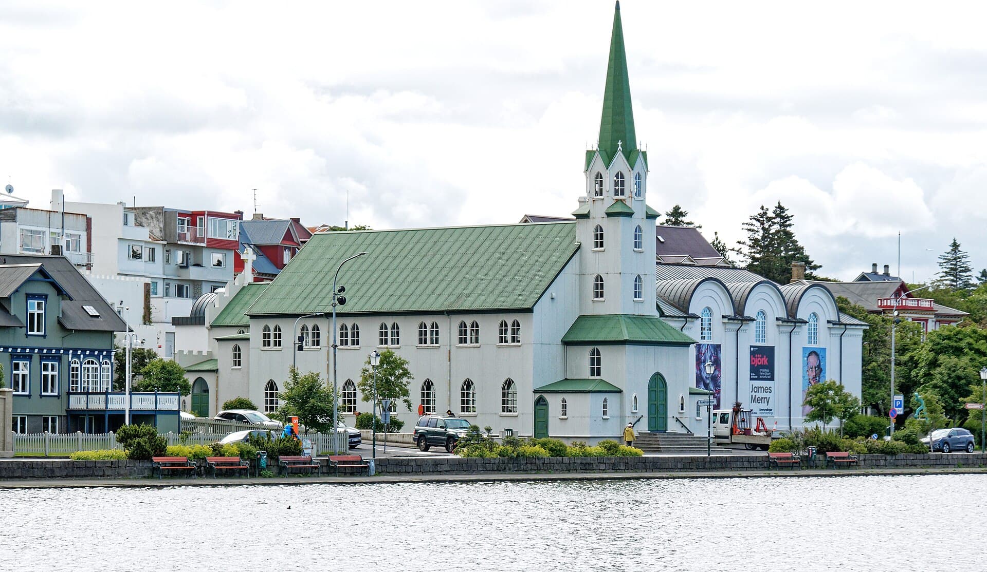 Fríkirkjan séð yfir Tjörnina, með grænu þaki og turni.