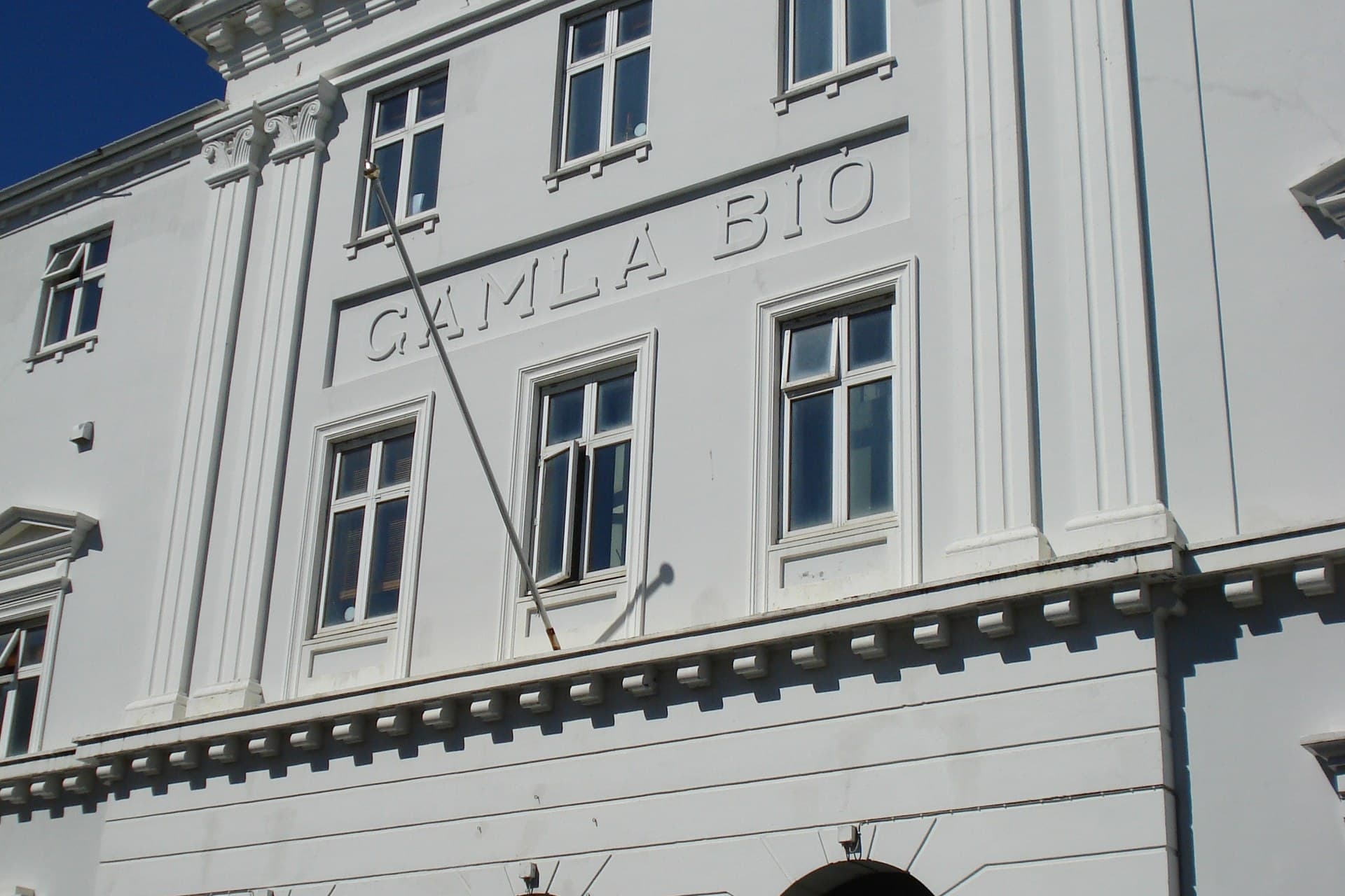 Framhlið Gamla bíós, með nafn hússins í upphleyptum stöfum yfir gluggaröð.