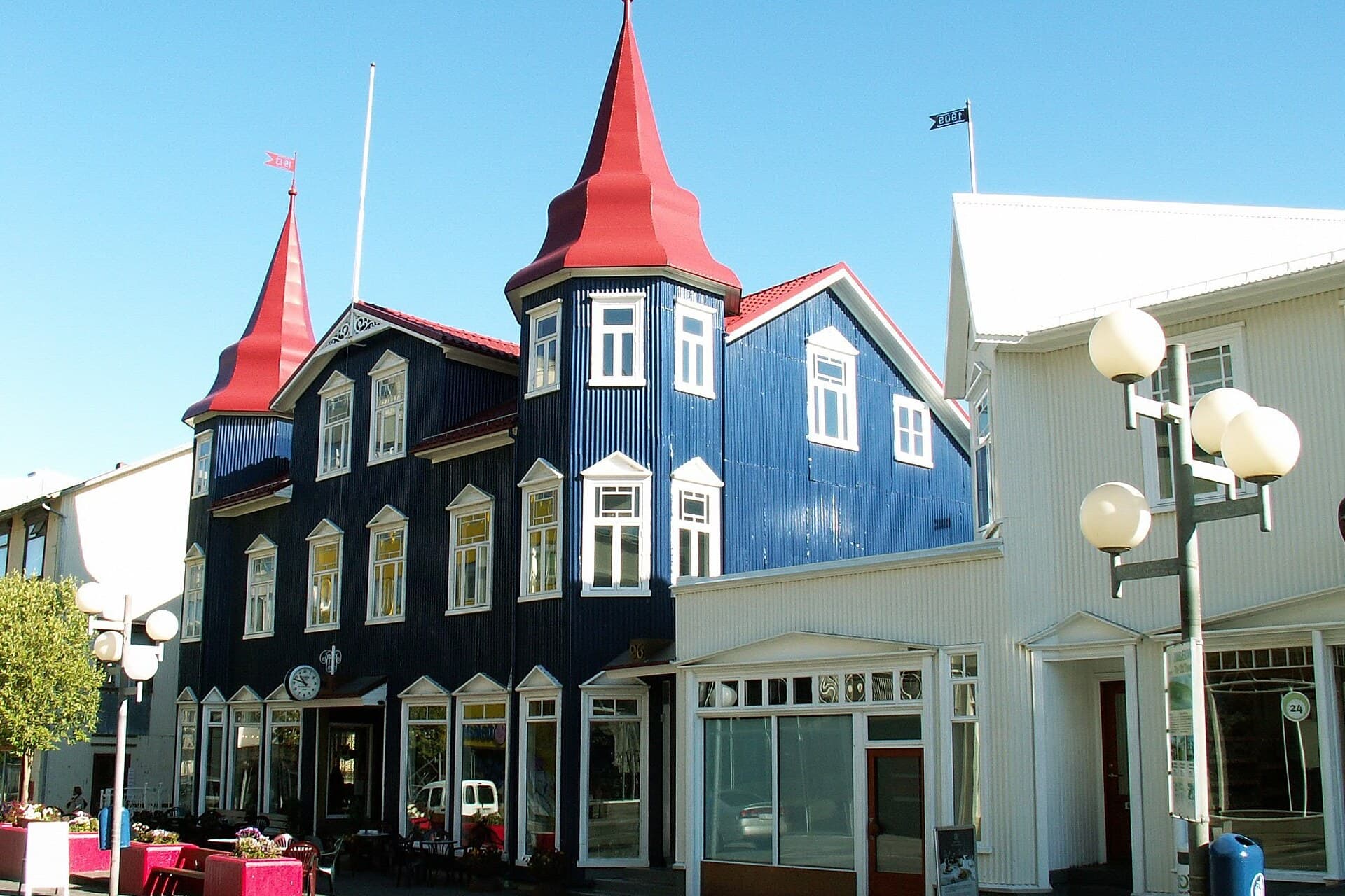 París við Hafnarstræti 96, tvílyft timburhús með turnum á hornunum. Græni hatturinn er í kjallaranum.